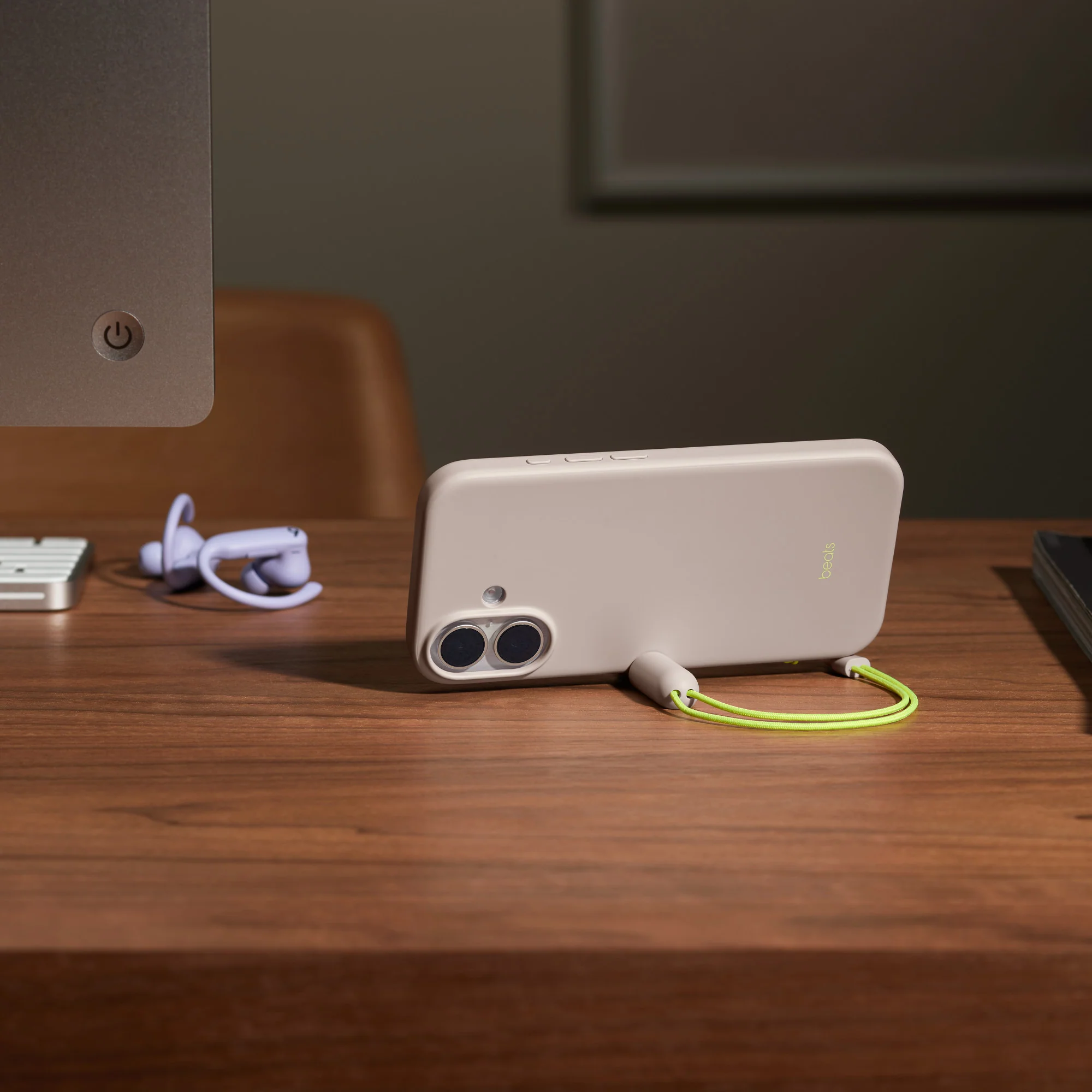 Funda Kickstand Gris caliza MagSafe Control Cámara iPhone 17 | Beats - Image 5